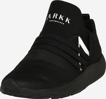 ARKK Copenhagen حذاء رياضي بلا رقبة 'Raven S-E15' بلون أسود: الأمام