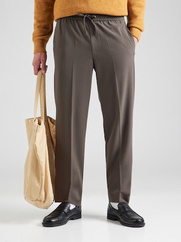 Lindbergh Regular Trousers with creases in Green: front