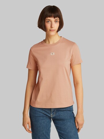Calvin Klein Jeans - Camiseta en rosa: frente