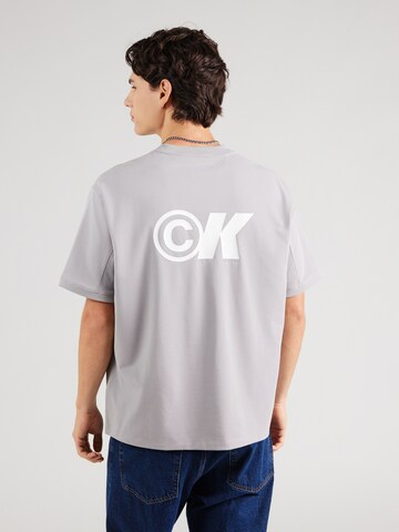 Calvin Klein Jeans Тениска в сиво: отзад