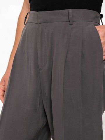 Loosefit Pantaloni con pieghe 'ERMANNO' di Antioch in grigio