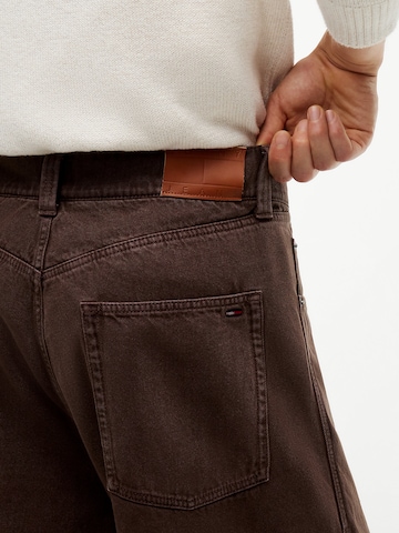 Tommy Jeans Barrel Jeans 'Ashton' in Brown
