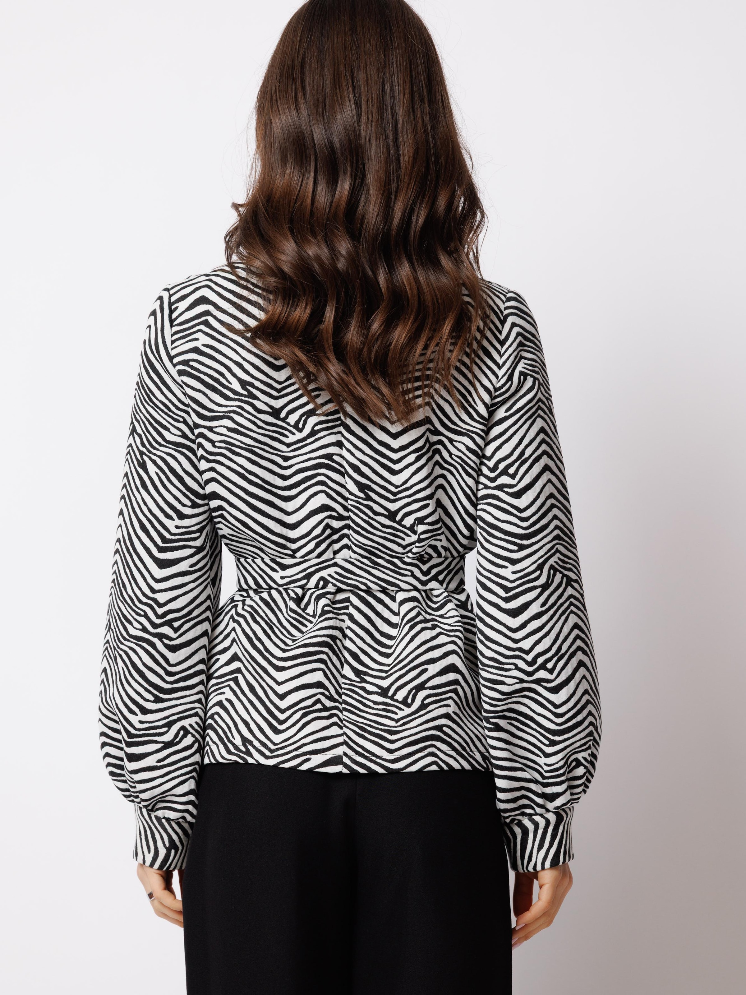 Camicia da donna 'Blouse with Zebra Print and Tie Belt – Black/Ivory – Sienna' di Couture de Marie in nero