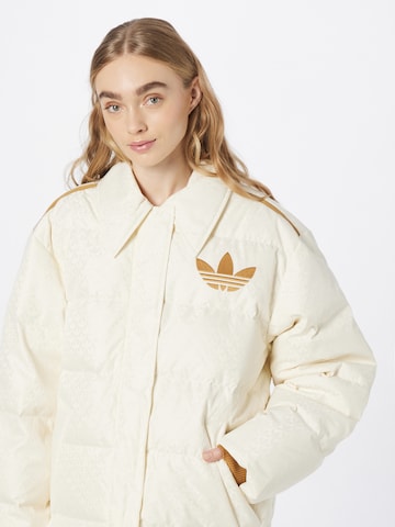 ADIDAS ORIGINALS Преходно яке 'Adicolor 70S Monogram ' в бежово