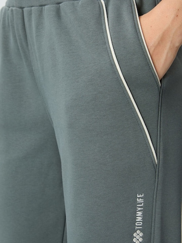 Tapered Pantaloni sportivi 'Jogginghose' di Tommy Life in grigio
