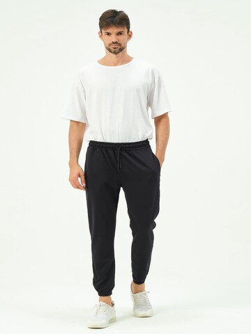 C&City Tapered Pants in Black: front