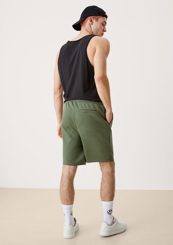 Regular Pantaloni de la QS pe verde