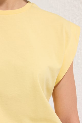 T-shirt Trendyol en jaune