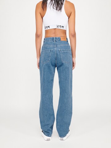 ABOUT YOU x VIAM Studio Regular Jeans 'Energy' in Blauw: terug