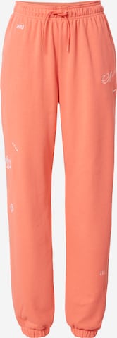 Nike Sportswear Tapered Broek in Oranje: voorkant