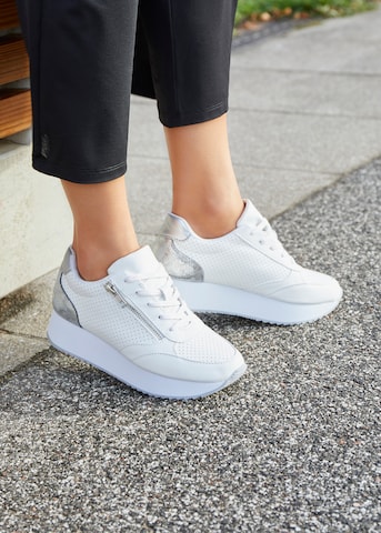 LASCANA Sneakers in White: front