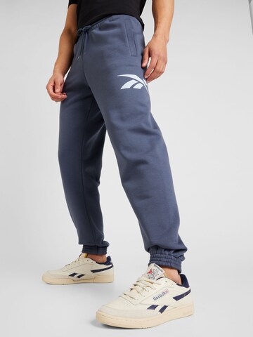 Tapered Pantaloni di Reebok in blu: frontale