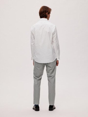 SELECTED HOMME جينز مضبوط قميص 'PINPOINT' بلون أبيض