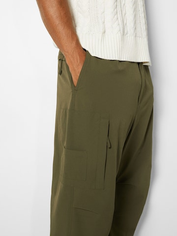 Bershka Tapered Cargo nadrágok - zöld