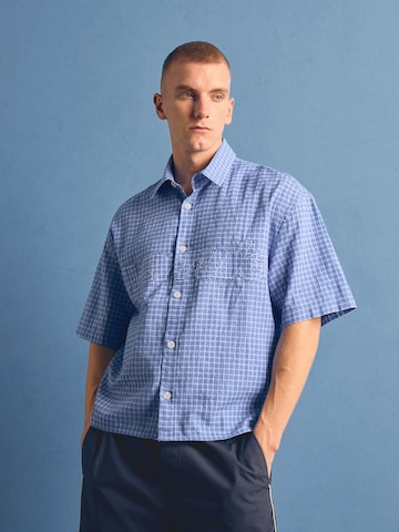Bershka Comfort fit Koszula w kolorze niebieski: przód