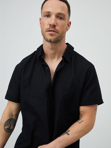 DAN FOX APPAREL - Ajuste regular Camisa 'Logan' en negro: frente