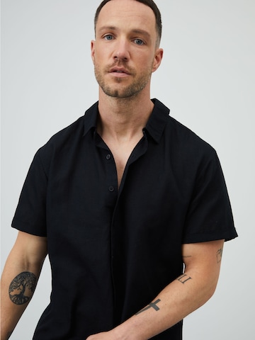 Regular fit Camicia 'Logan' di DAN FOX APPAREL in nero: frontale