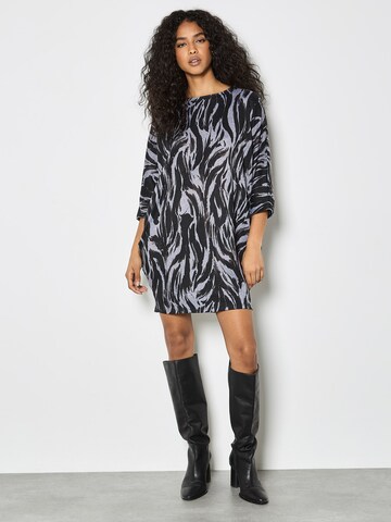 Robe Apricot en gris