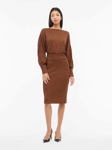 VILA - Vestido de punto en marrón: frente