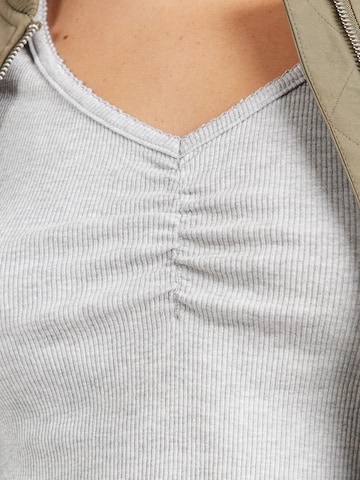 ONLY T-Shirt 'ONLBETTY' in Grau