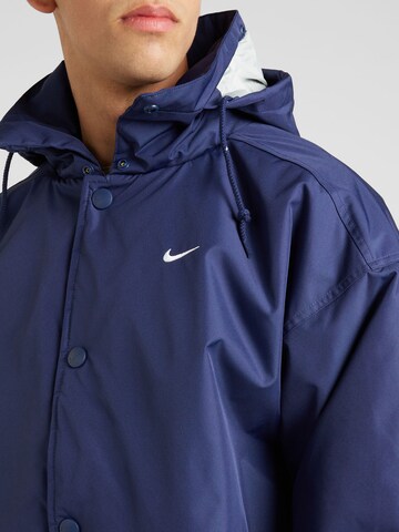 Nike Sportswear Φθινοπωρινό και ανοιξιάτικο μπουφάν 'SOLO SWSH' σε μπλε