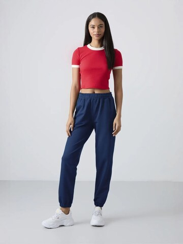 Tommy Life Tapered Broek in Blauw: voorkant
