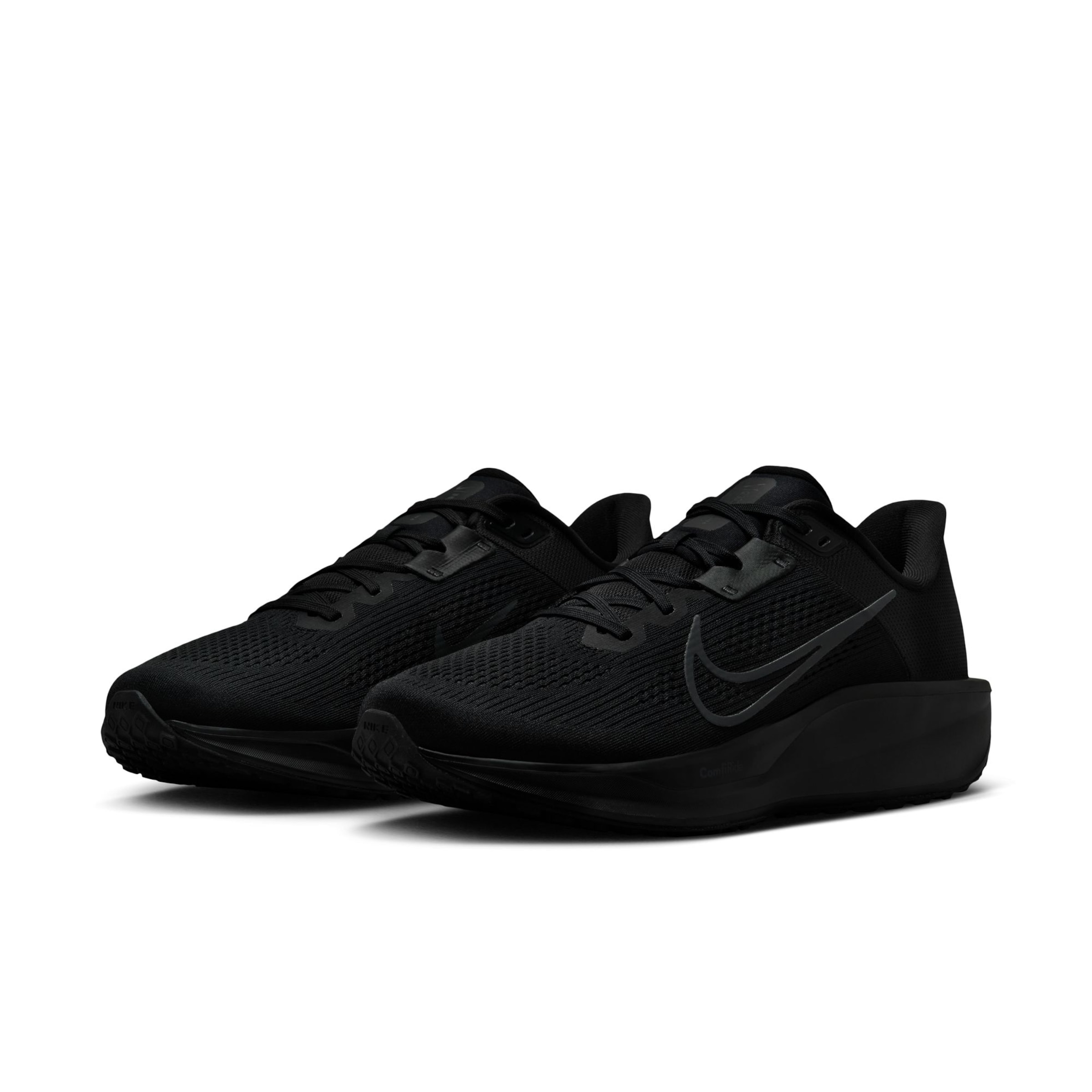 Chaussure de course 'Quest 6' NIKE en noir