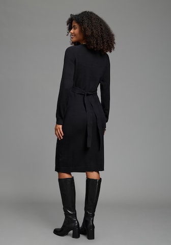 Neun Monate Abendkleid in Schwarz