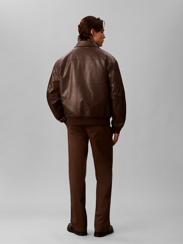 Regular Pantalon chino '90s' Calvin Klein Jeans en marron