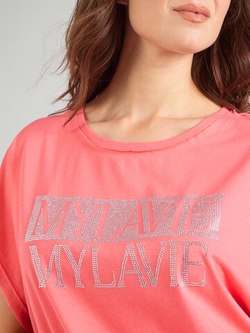 MYLAVIE by Sarah Harrison Футболка в Красный