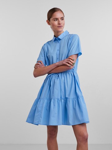 Robe-chemise 'Valdine' PIECES en bleu : devant