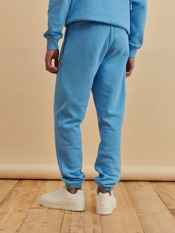 DAN FOX APPAREL Tapered Hose 'Constantin' in Blau