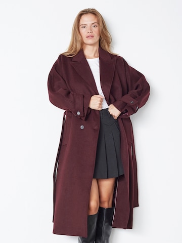 Manteau mi-saison 'Clara' co'couture en rouge : devant
