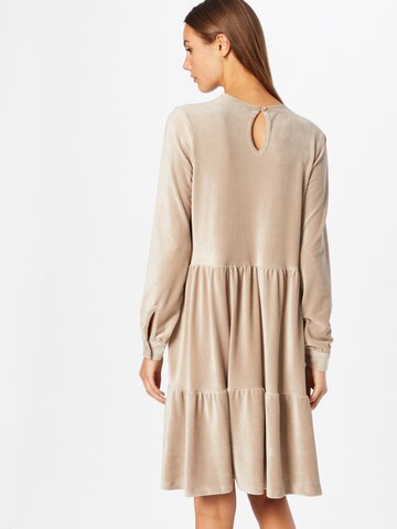 Stitch & Soul Kleid in Beige