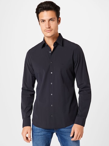 Michael Kors - Ajuste estrecho Camisa en negro: frente