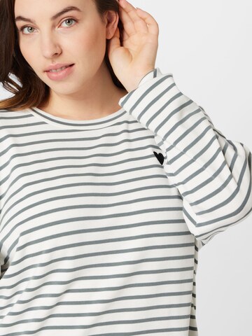 Tricou 'Lia' de la KAFFE CURVE pe alb