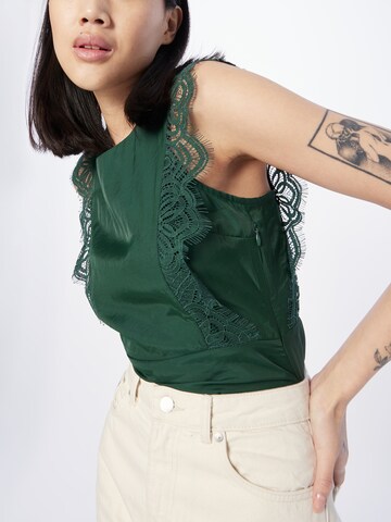 Tricou 'Pearl' de la ABOUT YOU pe verde