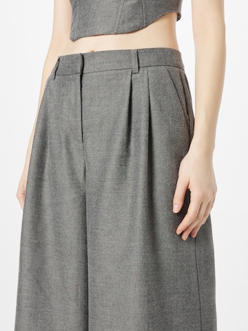 Wide Leg Pantalon à pince NA-KD en gris