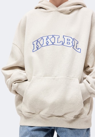 Karo Kauer - Sudadera 'KKLBL' en gris