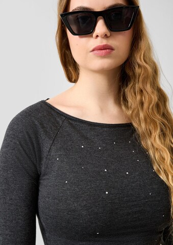 T-shirt QS en gris : devant