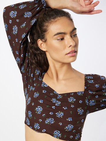 Monki - Blusa en marrón