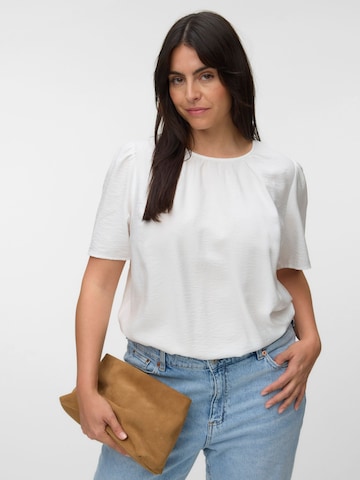 Haut 'FLORES ' Vero Moda Curve en blanc : devant