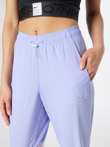 NIKE Tapered Sporthose in Lila