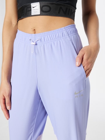 NIKE Tapered Sportsbukser i lilla