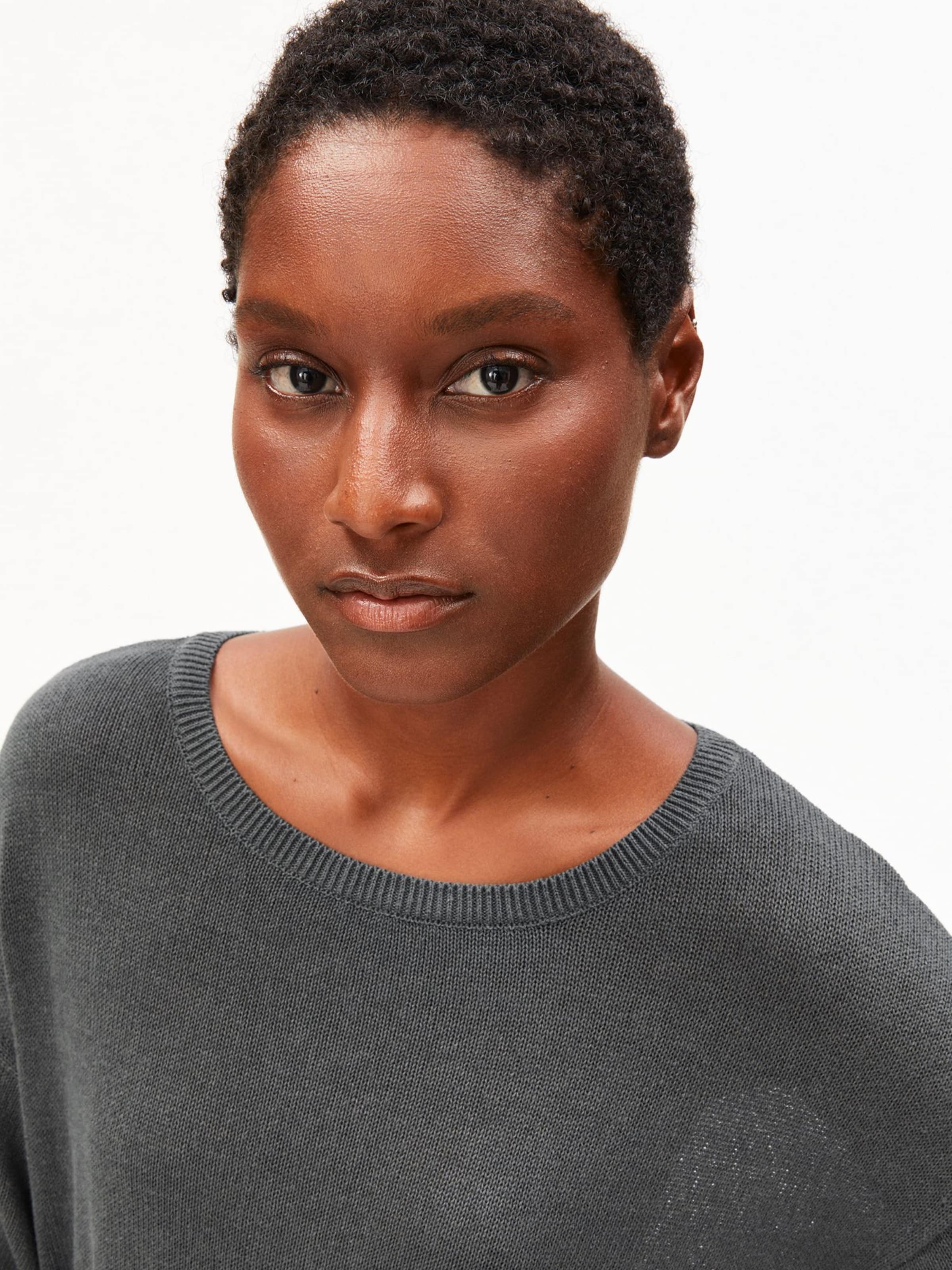 ARMEDANGELS Gebreide jurk in Grijs: voorkant