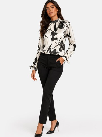 REGINA FASHION Bluzka 'Blouse with Standing collar print' w kolorze beżowy
