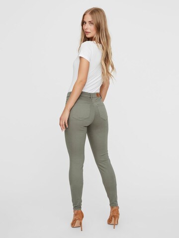 Skinny Pantalon 'Hot' VERO MODA en vert