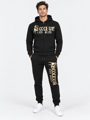 Boxeur des Rues - Traje para estar en casa 'Herren Set Boxeur des Rues: Fitted Hoodie mit Reißverschluss Schwarz + Jogginghose Schwarz, Goldenes vertikales Logo' en negro
