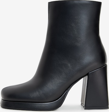 CESARE GASPARI Ankle Boots in Black: front