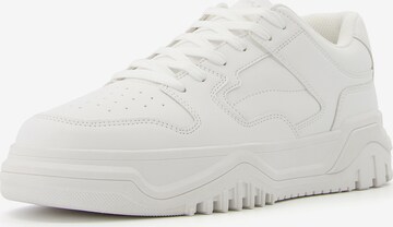 Sneaker bassa di Bershka in bianco: frontale